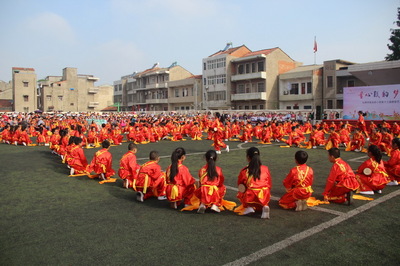 新生街小学举办“童心鼓韵 梦想启航”第十三届腰鼓艺术节